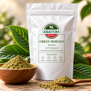 Bolsa de Kratom Green Borneo en polvo de Kratom México, con hojas verdes y un recipiente de kratom molido.