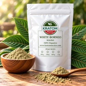 Bolsa de Kratom White Borneo en polvo de Kratom México, rodeada de hojas verdes y acompañada de un recipiente y una cuchara con kratom molido.