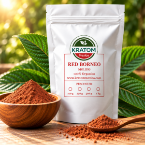 Bolsa de Kratom Red Borneo en polvo de Kratom México, rodeada de hojas verdes y acompañada de un recipiente de kratom molido.
